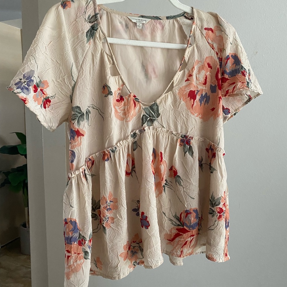 Lucky Brand Floral top size small. Tan/pink color.